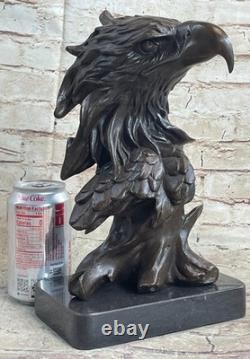 Sculpture En Bronze Marbré Milo Américain Signée Sur Branche D'Arbre À Vendre