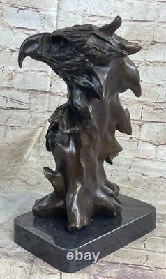 Sculpture En Bronze Marbré Milo Américain Signée Sur Branche D'Arbre À Vendre