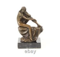 Sculpture Femme Assise en bronze sur un socle en marbre noir d'après Milo