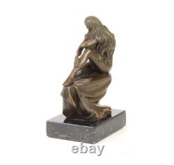 Sculpture Femme Assise en bronze sur un socle en marbre noir d'après Milo
