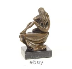 Sculpture Femme Assise en bronze sur un socle en marbre noir d'après Milo