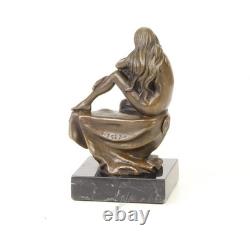 Sculpture Femme Assise en bronze sur un socle en marbre noir d'après Milo