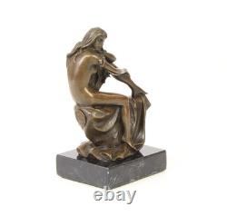 Sculpture Femme Assise en bronze sur un socle en marbre noir d'après Milo