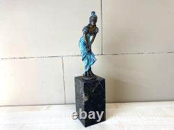 Sculpture Femme coloré en bronze sur un socle en marbre noir d'après Milo