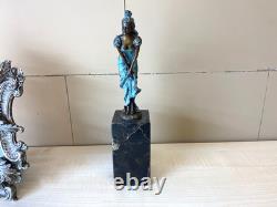 Sculpture Femme coloré en bronze sur un socle en marbre noir d'après Milo