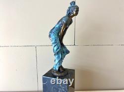 Sculpture Femme coloré en bronze sur un socle en marbre noir d'après Milo