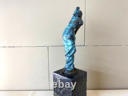 Sculpture Femme coloré en bronze sur un socle en marbre noir d'après Milo