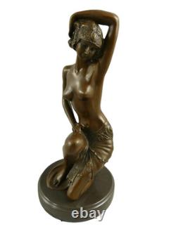 Sculpture Femme en bronze Art nouveau sur un marbre noir d'après Milo