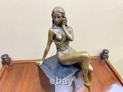 Sculpture Femme en bronze sur un socle en marbre noir d'après J. Patoue