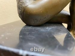 Sculpture Femme en bronze sur un socle en marbre noir d'après J. Patoue