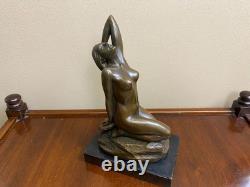 Sculpture Femme en bronze sur un socle en marbre noir d'après Jean Patoue