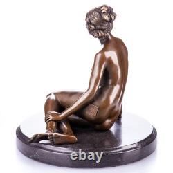Sculpture Femme en bronze sur un socle en marbre noir d'après Jean Patoue