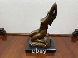 Sculpture Femme en bronze sur un socle en marbre noir d'après Jean Patoue