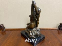 Sculpture Femme en bronze sur un socle en marbre noir d'après Jean Patoue