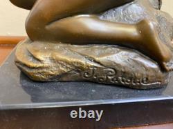 Sculpture Femme en bronze sur un socle en marbre noir d'après Jean Patoue