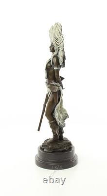 Sculpture Femme indienne avec Fusil sur un socle en marbre noir Signée