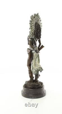 Sculpture Femme indienne avec Fusil sur un socle en marbre noir Signée