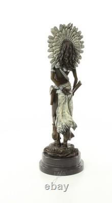 Sculpture Femme indienne avec Fusil sur un socle en marbre noir Signée