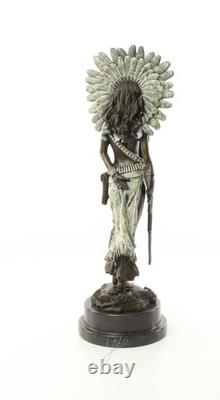Sculpture Femme indienne avec Fusil sur un socle en marbre noir Signée