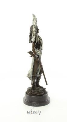 Sculpture Femme indienne avec Fusil sur un socle en marbre noir Signée