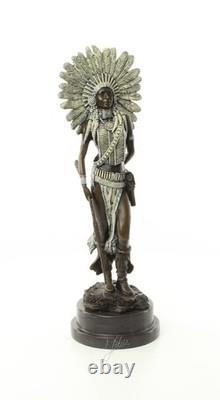 Sculpture Femme indienne avec Fusil sur un socle en marbre noir Signée