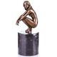 Sculpture Femme Nue Asisse En Bronze Sur Un Socle En Marbre Noir D'après Milo