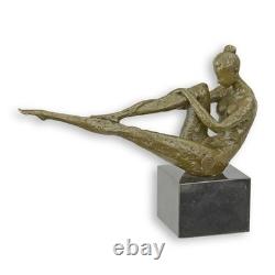 Sculpture Femme nue allongée moderne en bronze sur un marbre noir d'après Milo