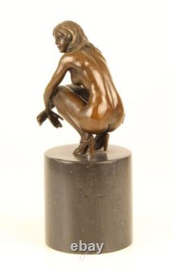 Sculpture Femme nue assise en bronze sur un socle en marbre noir d'après Claude