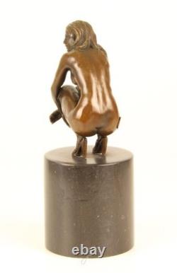 Sculpture Femme nue assise en bronze sur un socle en marbre noir d'après Claude