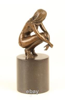 Sculpture Femme nue assise en bronze sur un socle en marbre noir d'après Claude