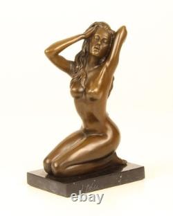 Sculpture Femme nue assise en bronze sur un socle en marbre noir d'après claude