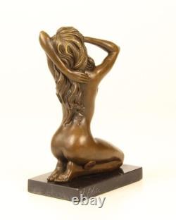 Sculpture Femme nue assise en bronze sur un socle en marbre noir d'après claude