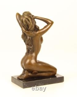 Sculpture Femme nue assise en bronze sur un socle en marbre noir d'après claude