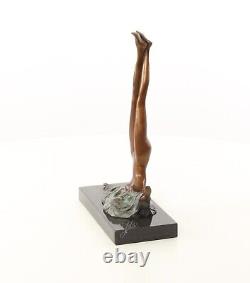 Sculpture Femme nue en bronze sur un marbre noir d'après Nick