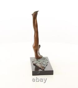 Sculpture Femme nue en bronze sur un marbre noir d'après Nick