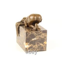 Sculpture Femme nue en bronze sur un socle en marbre noir Signée
