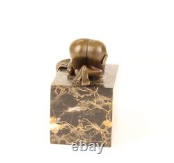 Sculpture Femme nue en bronze sur un socle en marbre noir Signée