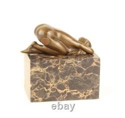 Sculpture Femme nue en bronze sur un socle en marbre noir Signée