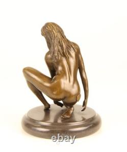 Sculpture Femme nue en bronze sur un socle en marbre noir d'après Claude
