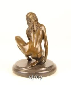 Sculpture Femme nue en bronze sur un socle en marbre noir d'après Claude