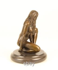 Sculpture Femme nue en bronze sur un socle en marbre noir d'après Claude