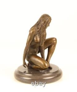 Sculpture Femme nue en bronze sur un socle en marbre noir d'après Claude