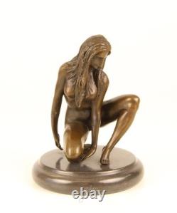 Sculpture Femme nue en bronze sur un socle en marbre noir d'après Claude
