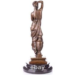 Sculpture Femme semi nue en bronze sur un socle en marbre noir d'après J. Pradier