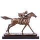 Sculpture Jockey Avec Cheval En Bronze Sur Un Marbre Noir D'après P. J. Mene