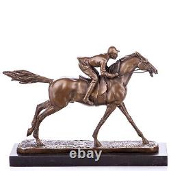 Sculpture Jockey avec cheval en bronze sur un marbre noir d'après P. J. Mene