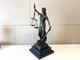 Sculpture Justitia En Bronze Sur Un Socle En Marbre Noir D'après Mayer