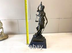 Sculpture Justitia en bronze sur un socle en marbre noir d'après Mayer