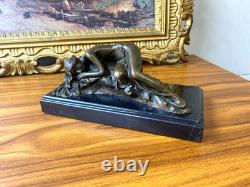 Sculpture La Belle au Bois dormant sur un socle en marbre noir d'après Milo