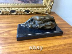 Sculpture La Belle au Bois dormant sur un socle en marbre noir d'après Milo